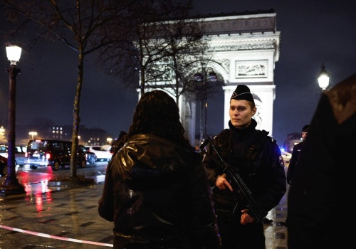 Atak nożownika w sercu Paryża. Napastnik rzucił się na policjantów