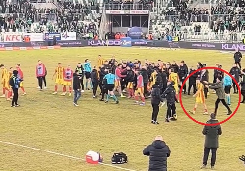 Gigantyczna awantura po meczu Ekstraklasy! Pięści i butelki poszły w ruch