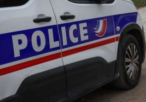 Próbował zaatakować żandarma w Paryżu. Zmarł po postrzeleniu