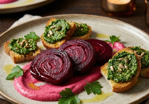 ​Rubinowe ruloniki z buraka i szmaragdowe pesto z pietruszki. Wytworna gra kolorów na talerzu