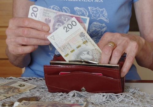 Więcej gotówki dla emerytów w kwietniu. Tyle seniorzy zobaczą na koncie