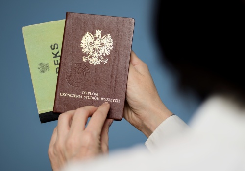 Czy nauka w szkole średniej i studia mają wpływ na emeryturę? Oto co mówią przepisy