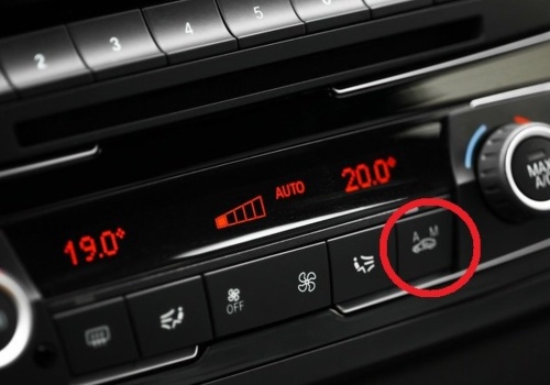 Wielu kierowców ignoruje ten przycisk. Zimą przydaje się szczególnie