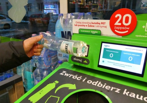 Zwrócił 735 butelek. Otrzymał voucher na taką kwotę, to dotychczasowy rekord w Polsce