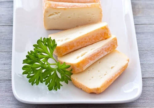 Roślinny ser przestanie smakować jak plastelina. Polacy mają na to sposób