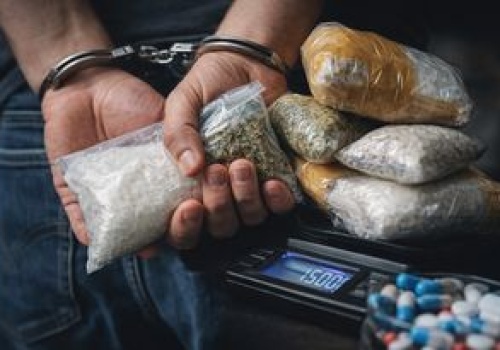 Wałcz: 28-latek zatrzymany z kilogramem narkotyków. Mężczyzna trafił do aresztu