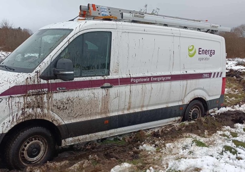 Po dużej awarii sieci na Pomorzu 3,5 tysiąca odbiorców nadal nie ma prądu. Trwa usuwanie usterek