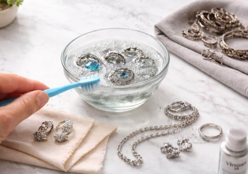 Jubilerzy milczą o tym triku. Polej tym srebrną biżuterię, a zabłyśnie na nowo