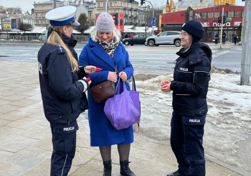 „Serce dla bezpieczeństwa”. Walentynkowa akcja lubelskiej policji na rzecz poprawy widoczności pieszych