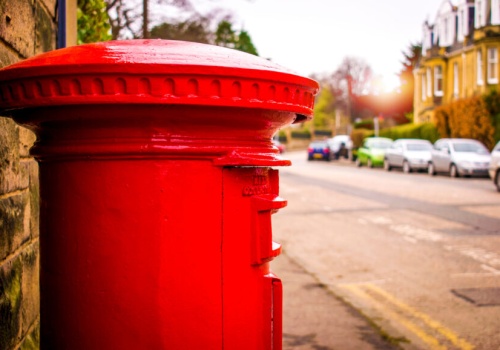 Czarne folie na skrzynkach pocztowych. Co oznaczają?