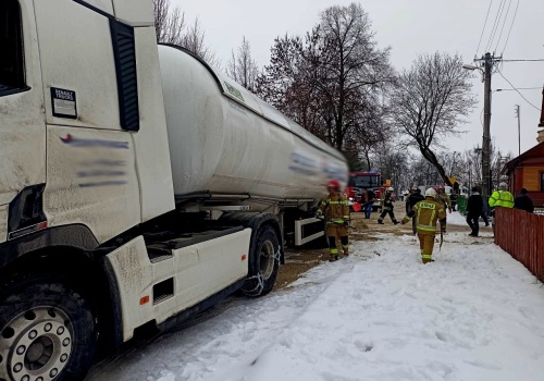 Cysterna z gazem zsunęła się na ogrodzenie w Kodniu. Przejazd był zablokowany w obu kierunkach