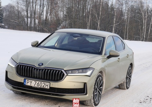 Jeździłem Skodą Superb 1.5 TSI z hybrydą z wtyczką. Prawie, jak elektryk, ale bez 