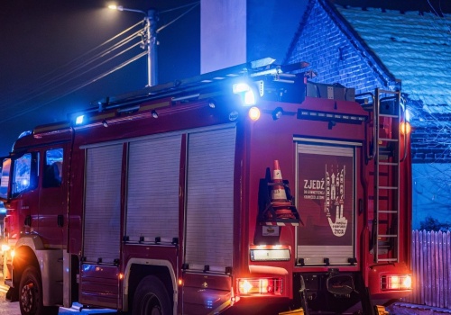 Samochód wjechał w dom na Śląsku. 13 osób ewakuowanych