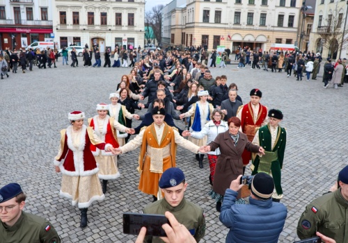 Maturzyści zatańczyli poloneza na Rynku w Cieszynie. Dziesiąta edycja wydarzenia