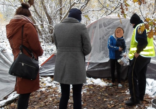 Bezdomni koczujący na klatkach schodowych, leżący na ławkach, podwórkach i przy torach. Interwencje straży miejskiej