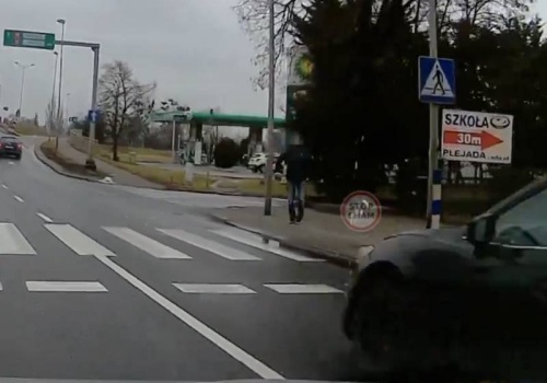 StopCham nie wie, czy należało ustąpić pieszemu. Tłumaczymy