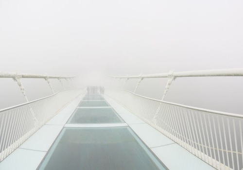 Spacer w chmurach rodem z koszmaru. Szkło i setki metrów w dół. Ten most paraliżuje od pierwszego kroku