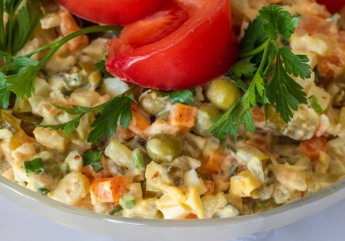 Sałatka milionera podbija polskie stoły. Jarzynowa nie ma z nią szans