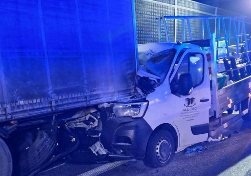 Dostawczak wleczony przez ciężarówkę przez ok. 2 km? Szokujące ustalenia po wypadku na A2