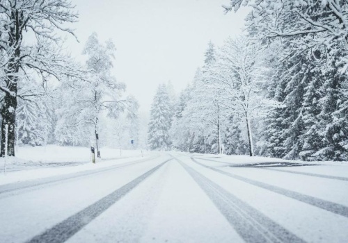 Podkarpacie znowu pod śniegiem. IMGW i GDDKiA ostrzegają