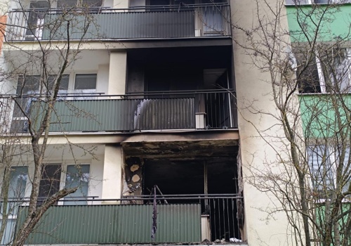 Pożar mieszkania przy ul. Przyjaźni w Lublinie. Pięć osób poszkodowanych, ulica całkowicie zablokowana