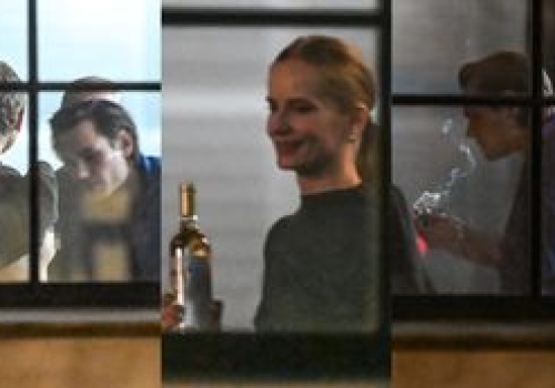 TYLKO NA PUDELKU. Sławy dokazują na afterparty: Cielecka śmiga z butelką, a Gelner analizuje biust koleżanki (ZDJĘCIA)