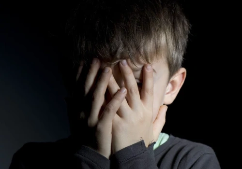 8-latek był bity, obrażany i wystawiany na mróz w samej piżamie. Bo „nie znalazł skarpetek do pary”