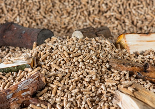 Pellet drożeje i znika z rynku. Skąd biorą się wysokie ceny?
