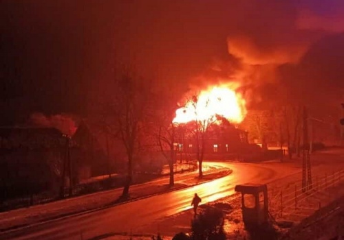 Pożar dachu w budynku mieszkalnym