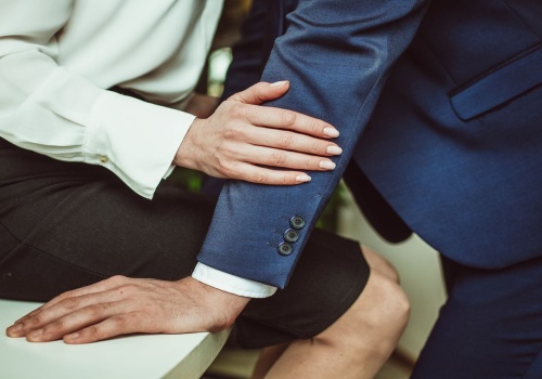 Czy romans w pracy grozi zwolnieniem? Wielu pracowników nie zdaje sobie sprawy z konsekwencji