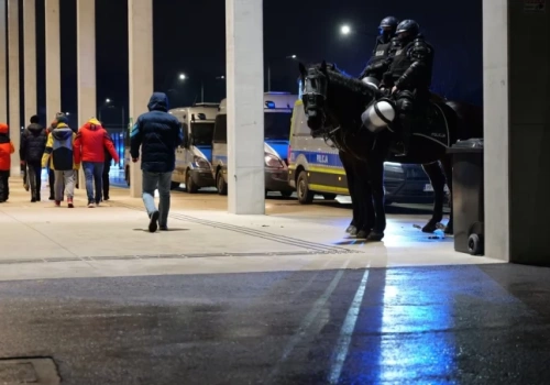 Trzy osoby zatrzymane przy okazji meczu GKS Katowice - Legia Warszawa. Kibole odpalili też zabronione środki pirotechniczne