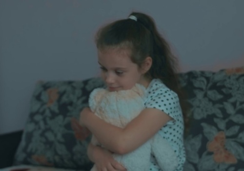 Niewinne żarty mogą mieć mroczne konsekwencje. Docinki, które niszczą poczucie wartości dziecka