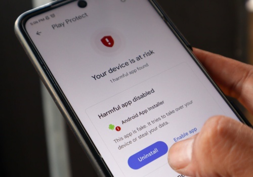 Pojawił się niebezpieczny spyware. Przejmuje kontrolę nad Androidem oraz iPhone’ami