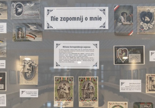 Miłość w cieniu wojny. Niezwykłe pocztówki na wystawie w Koninie