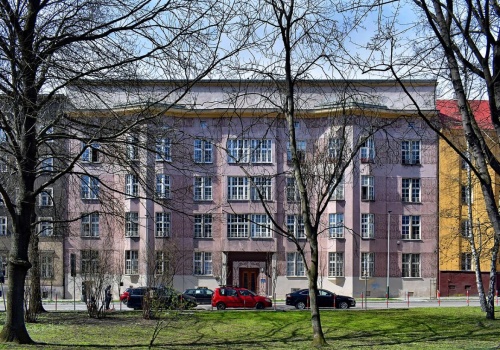 Krakowski budynek przyciąga wzrok. Wajda wybrał go na symboliczną scenę