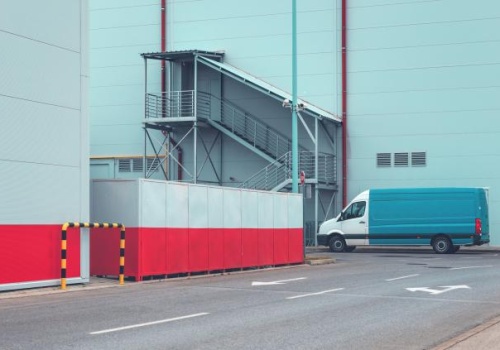 Furgon, plandeka czy izoterma? Jak wybrać nadwozie, które zarobi na siebie w 2026 roku?