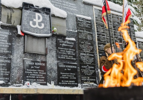 Na Cmentarzu Łostowickim zapłonęło światło pamięci dla żołnierzy AK. „Nie zapominajcie”