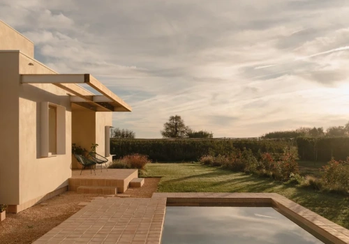 Zaczęli budowę po żniwach i zrobili coś wyjątkowego. Ten dom zachwyca