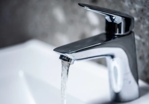 Awaria sieci wodociągowej na ul. Towarowej w Chojnicach. Przerwy w dostawie wody