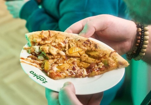 Największa pizzeria w Polsce? Zdziwisz się. Żabka sprzedała w rok 16,5 mln pizz