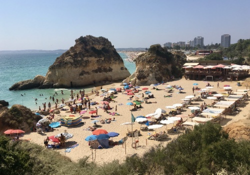 Wizz Air rozpycha się w bastionie Ryanaira. Polscy turyści zyskali nowe trasy do słynnego wakacyjnego regionu