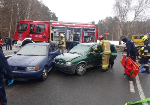 Syreny, ranni i rozbite auta w Toruniu. Policjanci zdawali egzamin z pierwszej pomocy