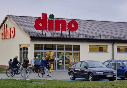 Dino na zakręcie. Sukces polskiej sieci w cieniu sporów i kontrowersji.