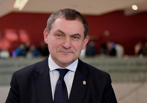 Dyplom czy szybka pensja? Uczelnie konkurują z rynkiem pracy