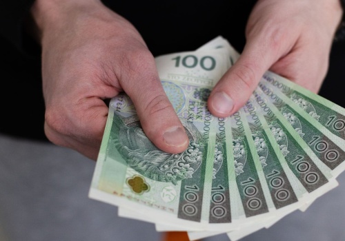 Wielkie problemy z płaceniem gotówką. Unia szykuje nowe prawo. Polacy będą wściekli