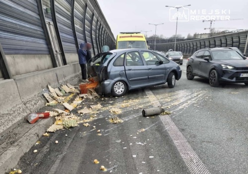 Nietypowa kolizja na trasie S8. Jezdnia spłynęła jajecznicą