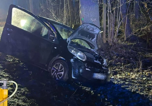 Lodowisko zamiast drogi. Zderzenie osobówki z busem między Mysłowem a Lipą, dwie osoby ranne