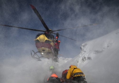 Tragedia w zimowym kurorcie. Jeździli poza trasą, porwała ich lawina