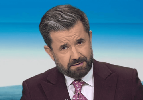 Była 19:00. Prowadzący 