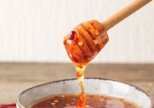 Wymieszaj tę przyprawę z miodem. Przy tym sosie sriracha mayo może się schować